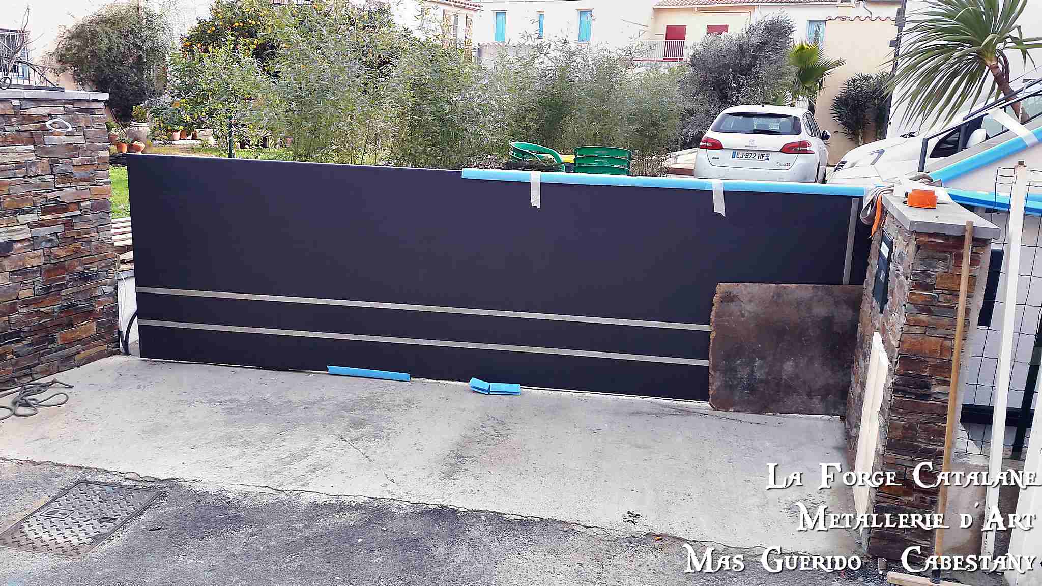 portail fer bandes inox forge catalane.jpg